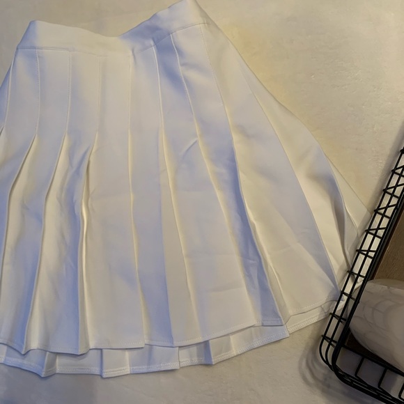 Dresses & Skirts - white pleaded cheer skirt!